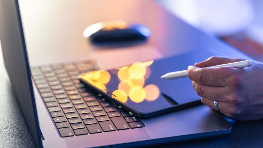 <a href="https://www.freepik.com/free-photo/close-up-business-hand-with-stylus-pen-working-digital-tablet-laptop_133278405.htm">Image by pvproductions on Freepik</a>